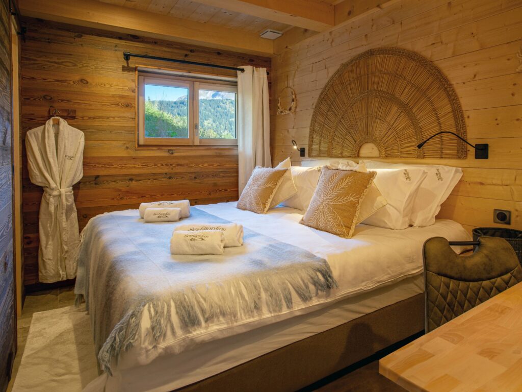 Photo illustrant le travail du bois de Gaël Pecoul. Pose d'un parquet et de bardage au mur dans un chalet de Manigod.