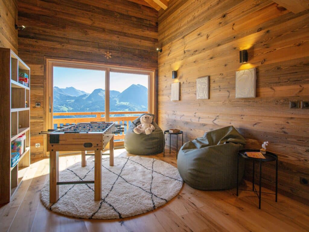 Photo illustrant le travail du bois de Gaël Pecoul. Pose d'un parquet et de bardage au mur dans un chalet de Manigod.