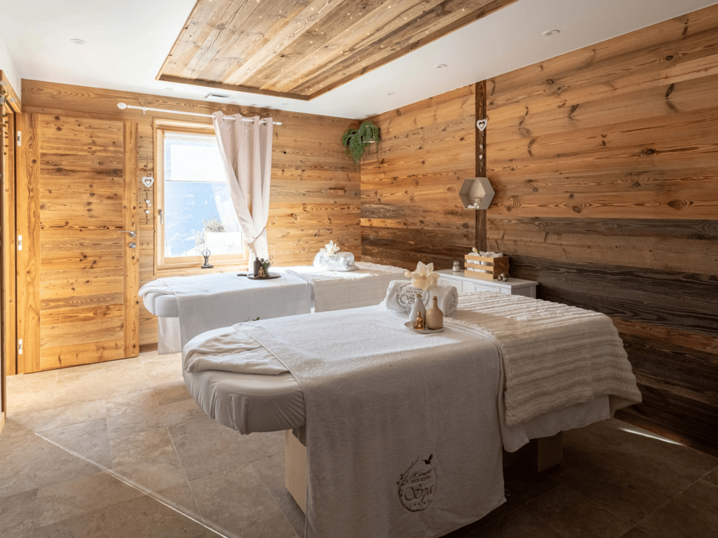 Photo illustrant le travail du bois de Gaël Pecoul. Pose d'un parquet et de bardage au mur dans un chalet de Manigod.