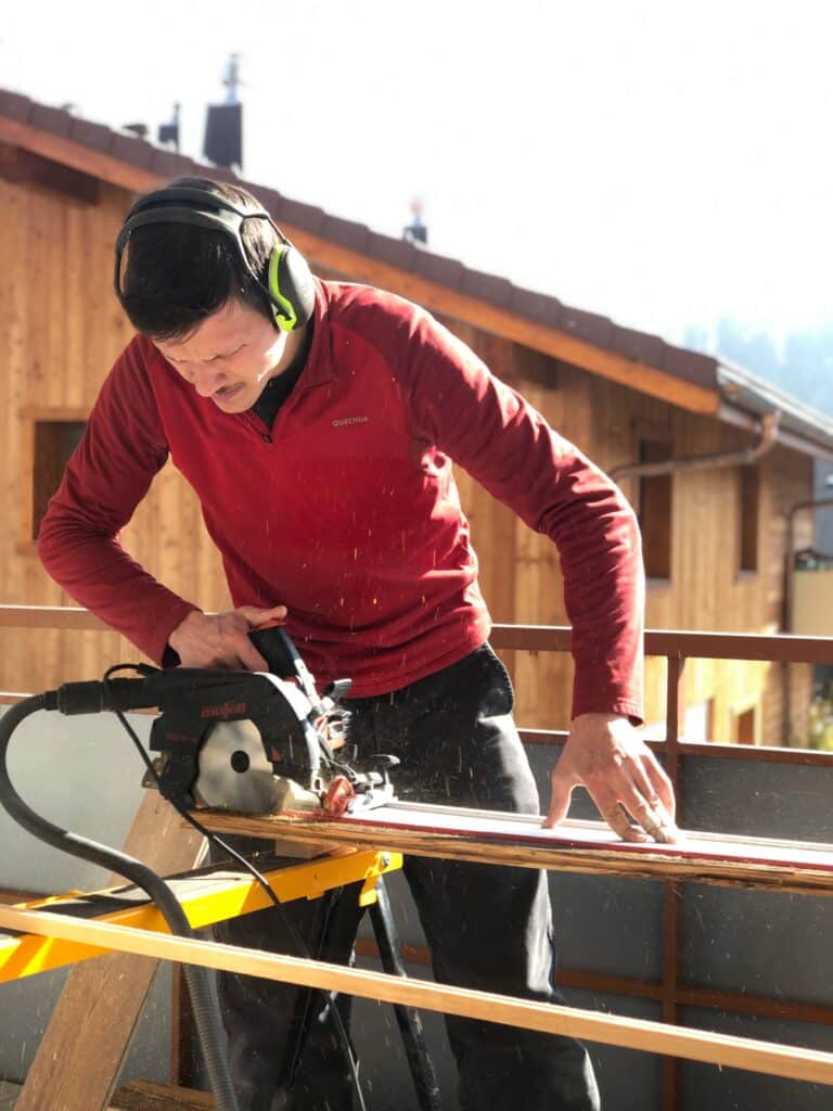 Photo de Gaël Pecoul, menuisier à Annecy et fondateur de l'entreprise P'Cool Bois.