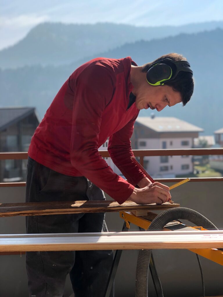 Photo de Gaël Pecoul, menuisier à Annecy et fondateur de l'entreprise P'Cool Bois.