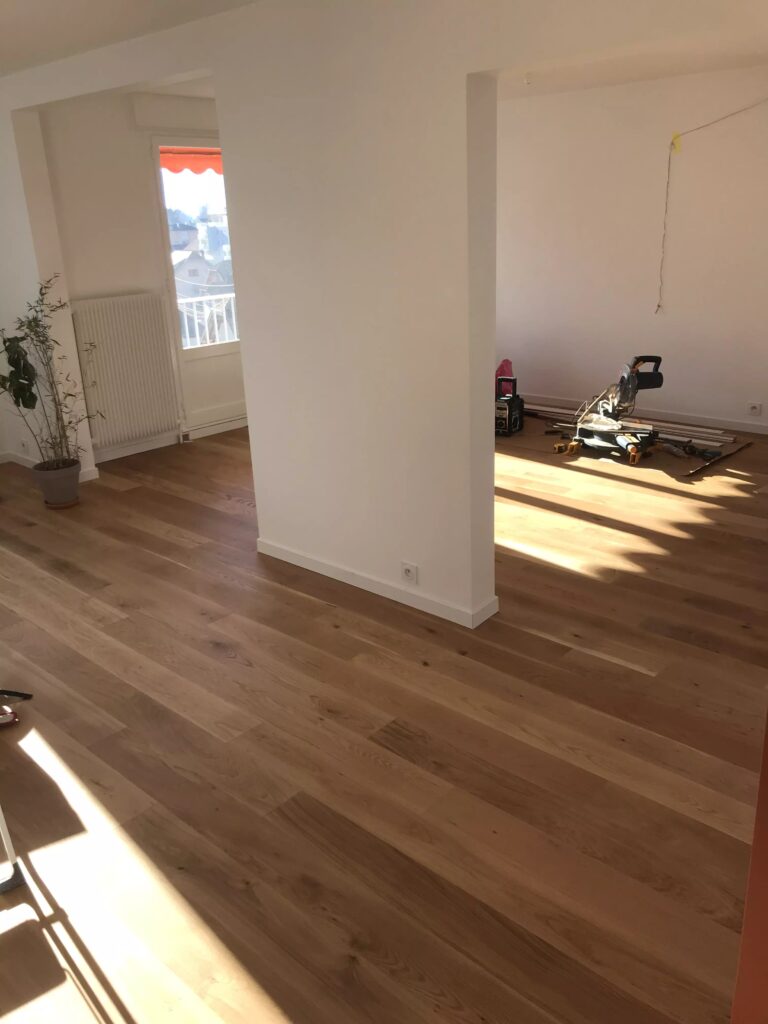 Photo du parquet d'une chambre posé par Gaël Pecoul, de P'COOL BOIS à Annecy