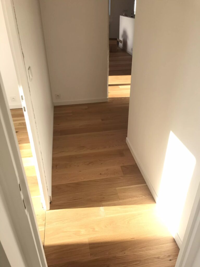 Photo du parquet d'une chambre posé par Gaël Pecoul, de P'COOL BOIS à Annecy