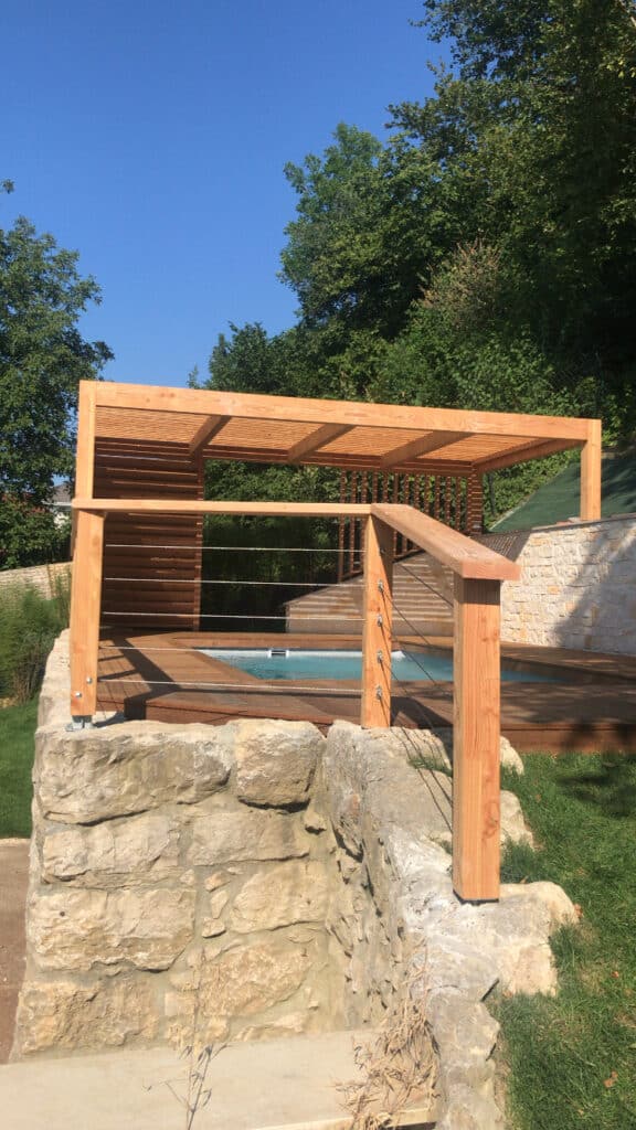 Photo d'une pergola, conçue et posée par Gaël Pecoul de P'COOL BOIS, à Annecy.