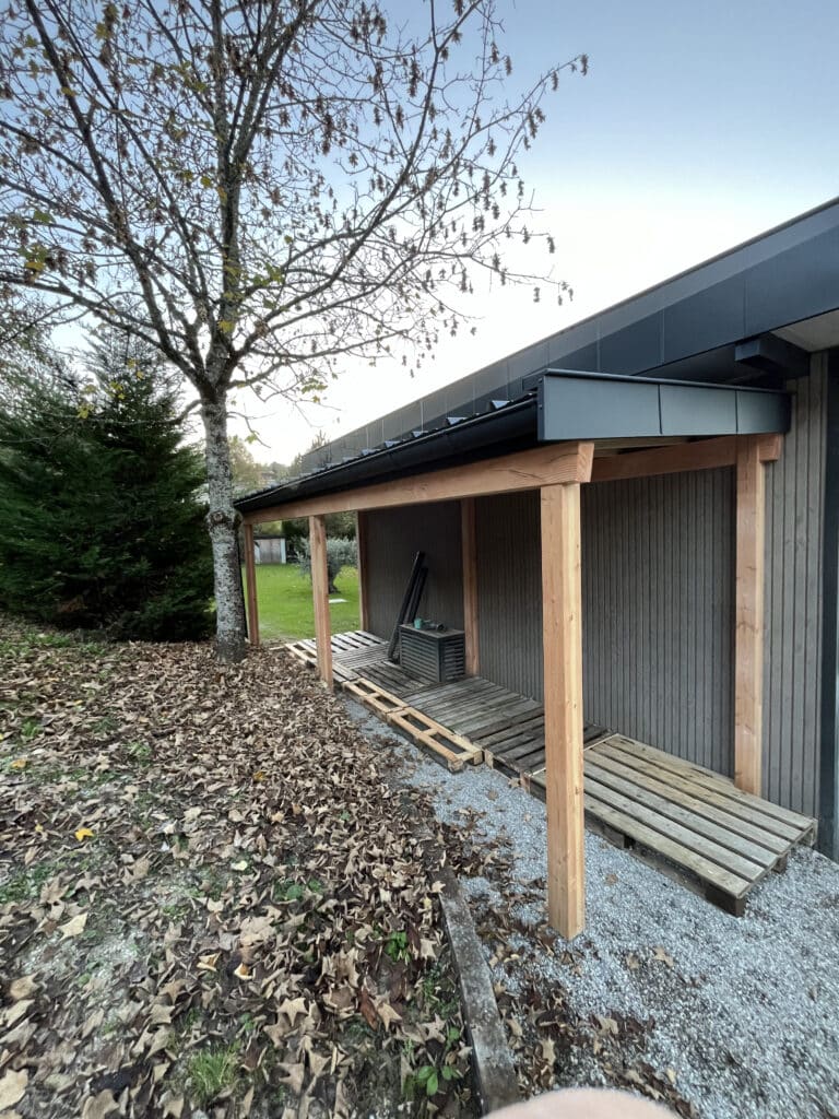 Photo d'un abri bois construit par Gael Pecoul Menuisier à Annecy