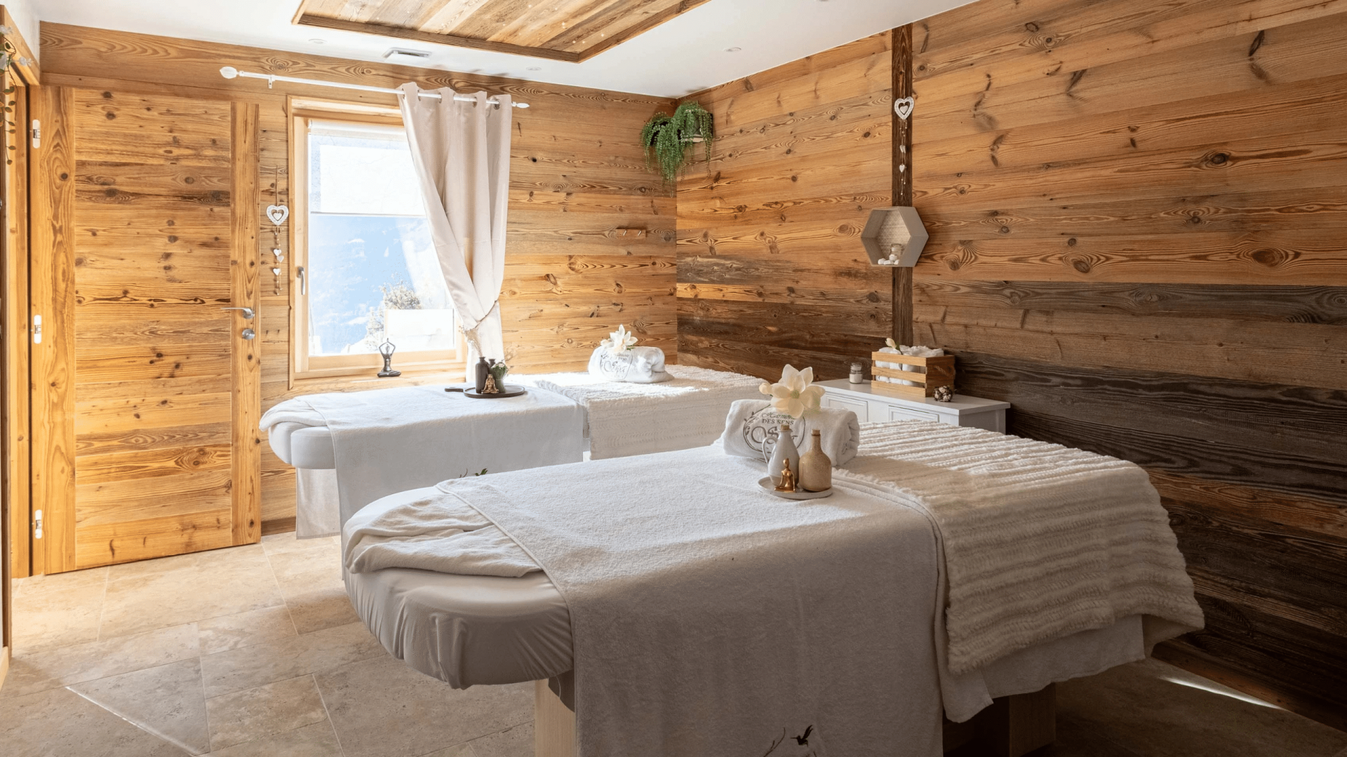 Photo illustrant le travail du bois de Gaël Pecoul. Pose d'un parquet et de bardage au mur dans un chalet de Manigod.